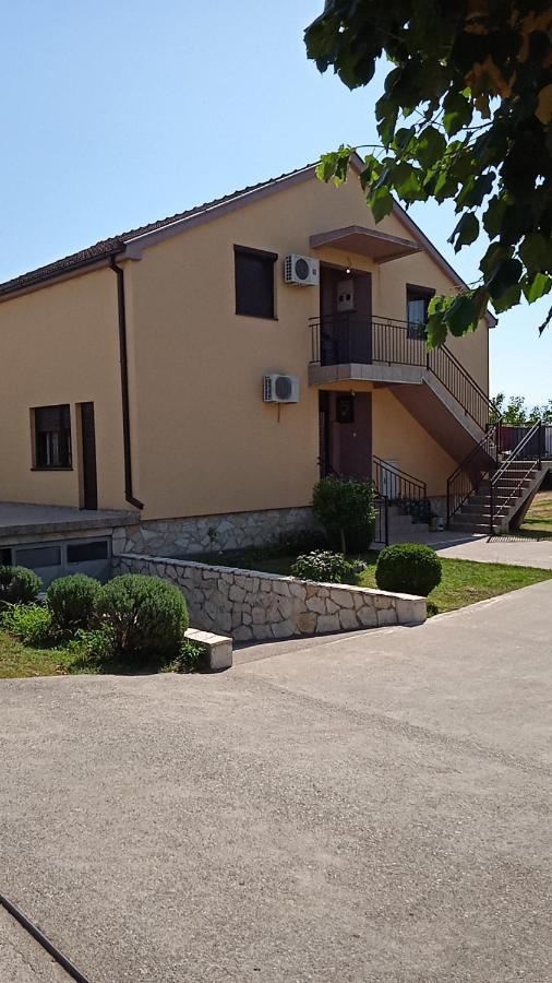 Hostel Vera - Airport Podgorica Mitrovici  Eksteriør billede