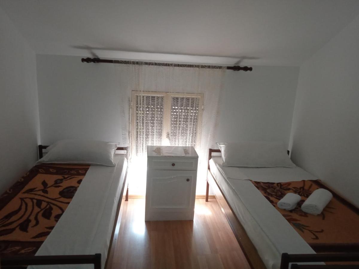 Hostel Vera - Airport Podgorica Mitrovici  Eksteriør billede