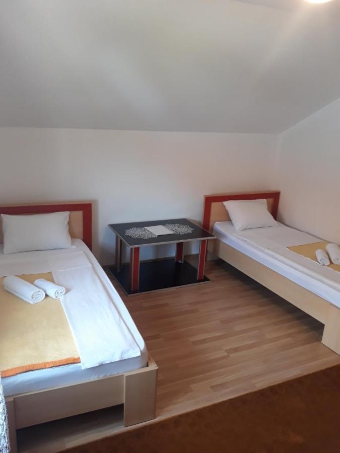 Hostel Vera - Airport Podgorica Mitrovici  Eksteriør billede