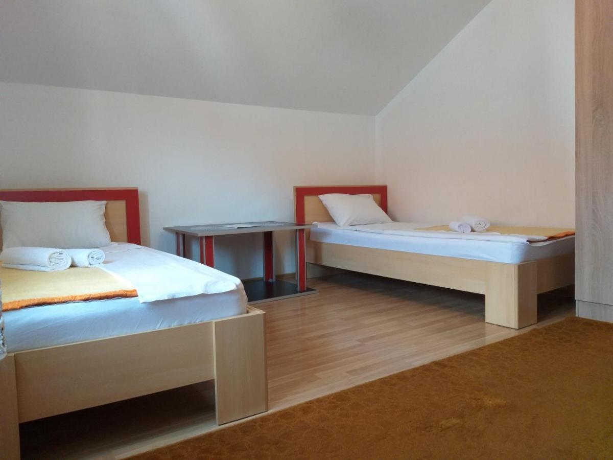Hostel Vera - Airport Podgorica Mitrovici  Eksteriør billede
