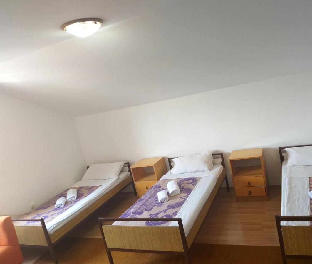 Hostel Vera - Airport Podgorica Mitrovici  Eksteriør billede