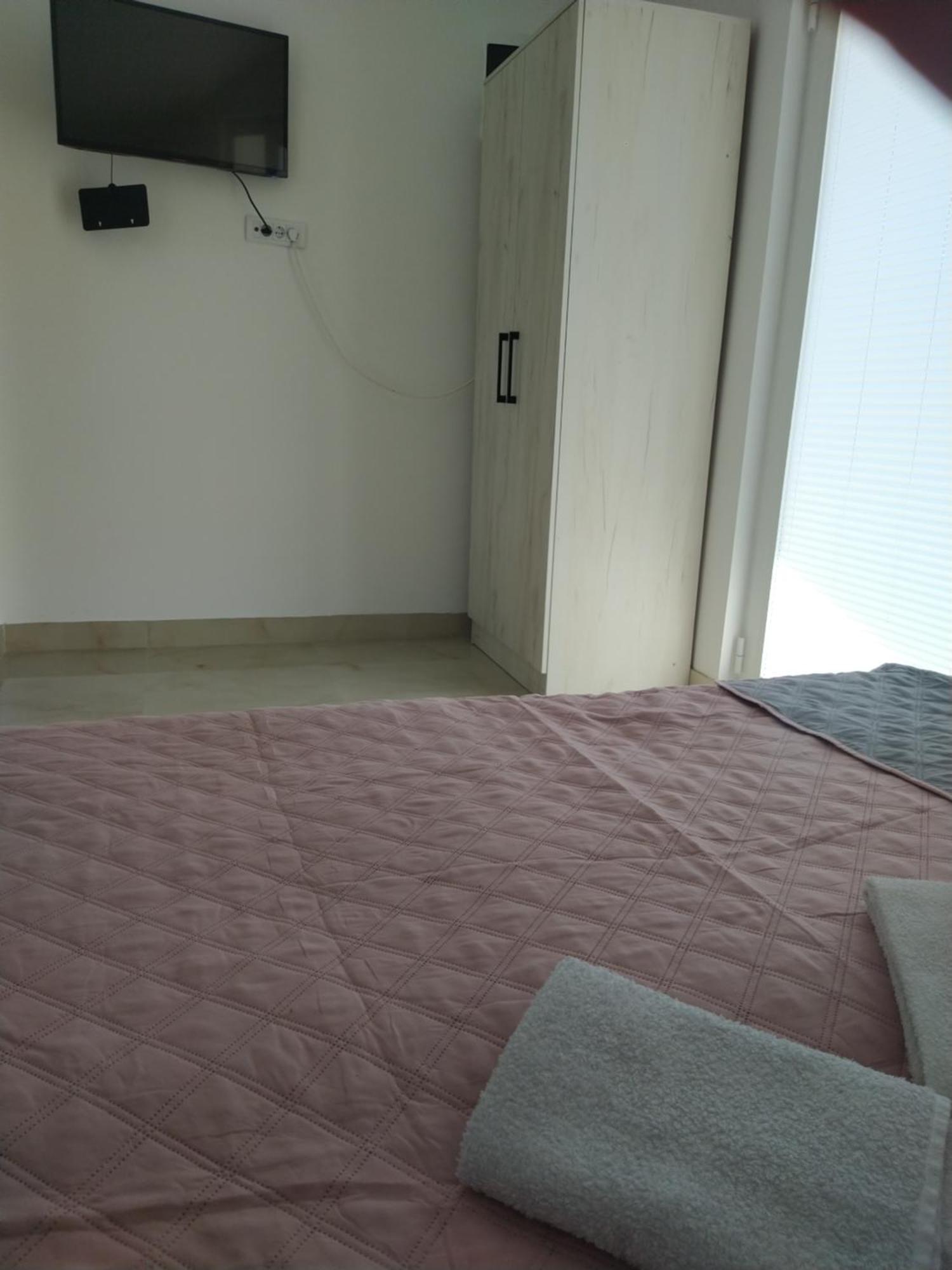 Hostel Vera - Airport Podgorica Mitrovici  Eksteriør billede