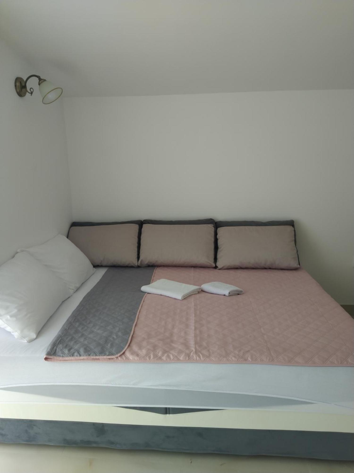 Hostel Vera - Airport Podgorica Mitrovici  Eksteriør billede