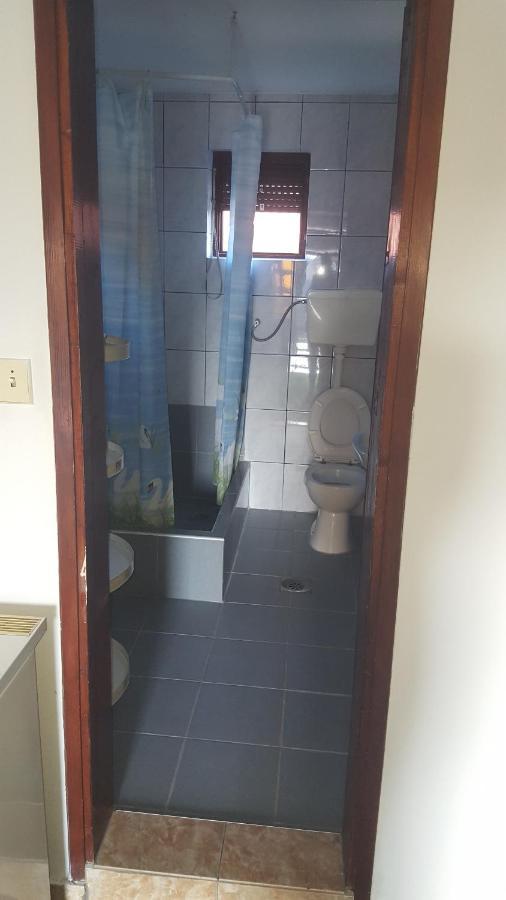 Hostel Vera - Airport Podgorica Mitrovici  Eksteriør billede