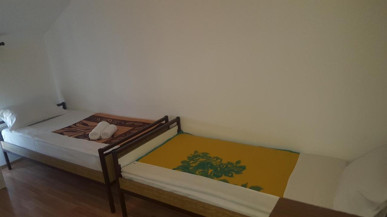 Hostel Vera - Airport Podgorica Mitrovici  Eksteriør billede